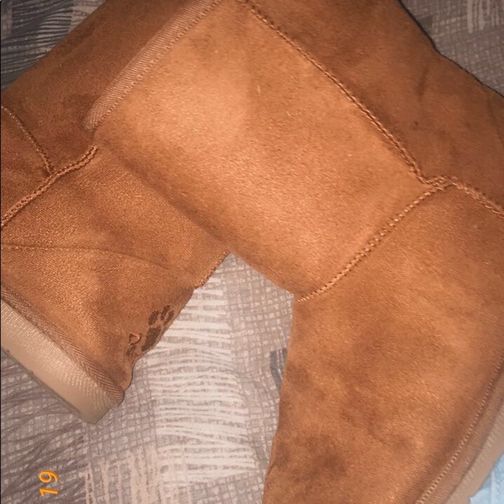 BOOTS - Picture 2 of 6